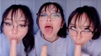 Ambiyah Hoodie Biru Ngemut Dildo Sampai Basah