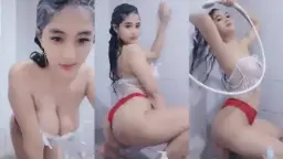 Mandi Basah Kuyup, Uting Coklat Goyang-goyang Toket Gede Ala Violine Mango Live.