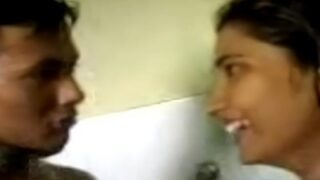 Video Mesum Pasangan Kuliah Di Kamar Mandi, Crot Di Lantai Basah
