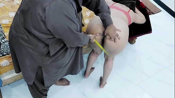 Bajingan Tukang Jahit India Ngewe Gadis Kampung Goblok, Pantat Gede Kayak Pelacur, Keras Dan Kasar Gaya Doggy, Suara Hindi Jelas Ngomong Mesum.