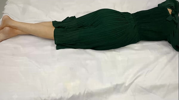 Saat Malam, Adik Tiri 18 Tahunku Yang Masih Polos Sendirian Di Kamar, Aku Masuk Dan Memuaskan Nafsu Dengan Memeknya.