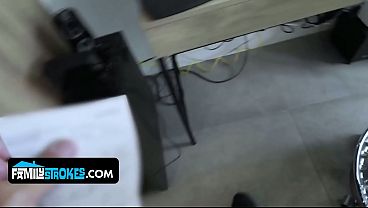 Gadis Kecil Latin Seksi Goda Ayah Tirinya Pakai Tubuh Ketat Yang Bikin Ngilu.