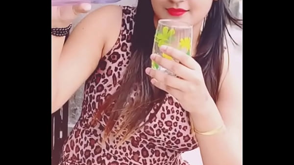 Cewek India Bikin Pose Ngehe, Siap Digoyang