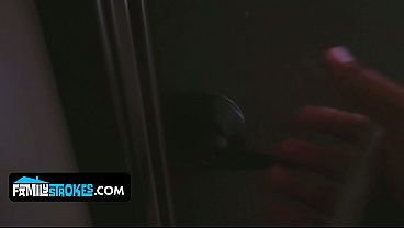 Janda Montok Layla London Biarin Adik Tiri Ngegocok Memek Sempitnya Sampe Muncrat