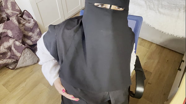 Wanita Turki Bermata Indah Pakai Hijab, Stoking, Dan Mainin Diri Sendiri.
