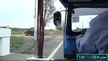 Mama Thailand Amatiran Diciduk Di Jalan, Digebuk Sambil Dibawa Jalan-jalan.