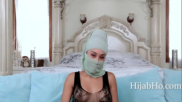 Ibu Tiri Berhijab Bikin Tenang – Cali Lee, Sensasi Bikin Merem Melek