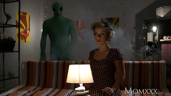 Ibu Rumah Tangga Kesepian Dirogoh Dalam Oleh Alien Saat Halloween.