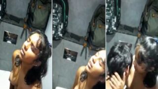 18 Tahun, Cowok Kuliahan, Ngejilat Memek Ceweknya Di Toilet Umum