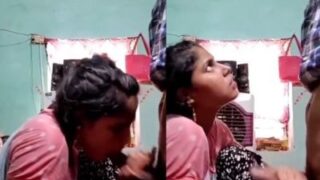 Si Bokep Kakaknya Ngangkangin Memek Buat Adeknya Di Desa