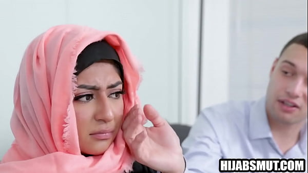 Gadis Hijab Terpaksa Ngentot Sama Bule Amerika