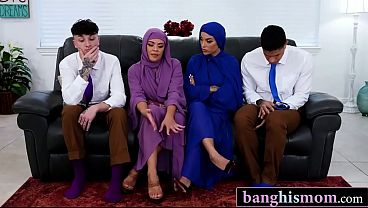 Malam Panas Balas Dendam: Dua Ibu Tiri Berhijab Montok Dan Anak Tiri Bertongkat Keras Saling Memuaskan