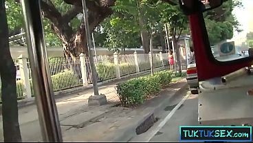 Tuk Tuk Jemput Emak-emak Thailand, Langsung Naik Kontol Gede.