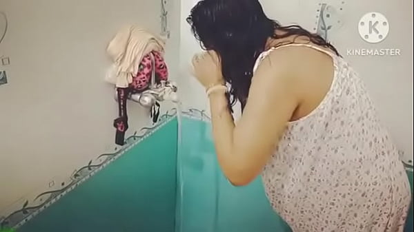 Desi Lagi Mandi, Basah-basahin Memek, Bikin Ngilu Pengen Dijilat.