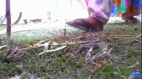 Desi Lagi Pipis, Crotnya Deras Bikin Basah Kuyup.