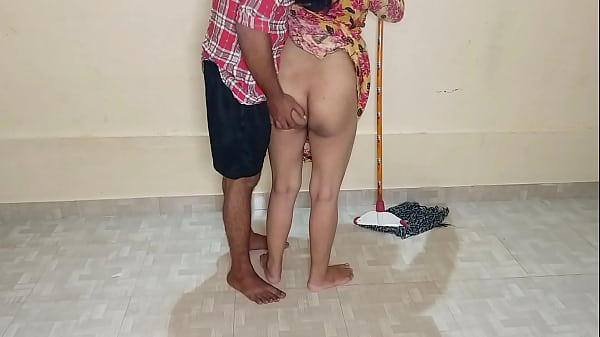 কামওয়ালি আংটি কে রুমে পোঁছে দেওয়ার সময় জোর করে জিভ দিয়ে চুদলাম! স্পষ্ট হিন্দি আওয়াজে