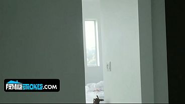 Gadis Pirang Montok Daisy Stone Kena Pancutan Kental Dari Kakak Tiri Yang Horny.